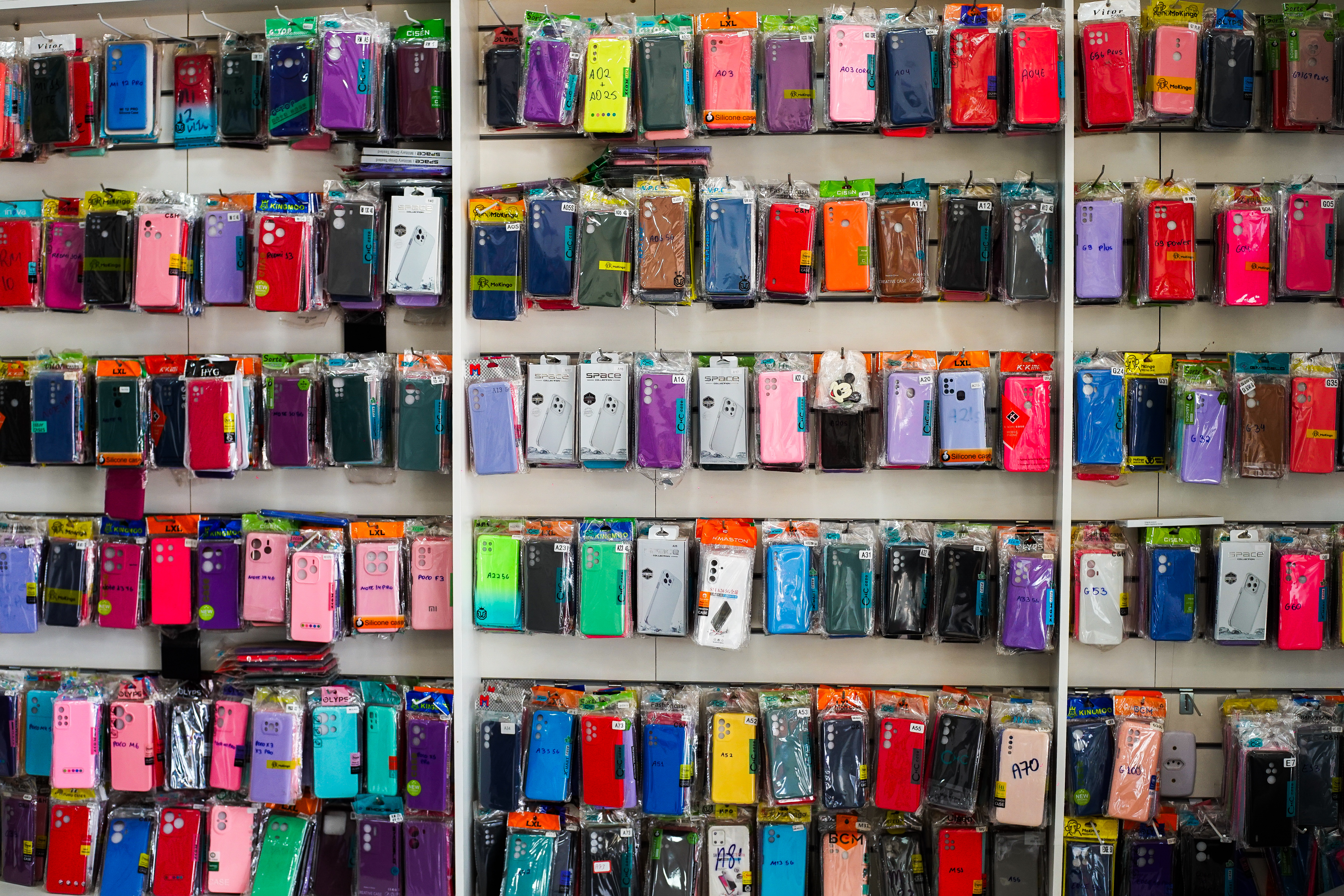 Parede com capinhas para celular na Py Play